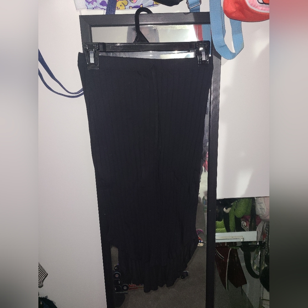 ✨️4/$10✨️Size small/size 4 long black skirt SHEIN